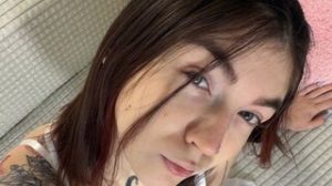 AdriaHamstra pussy show image