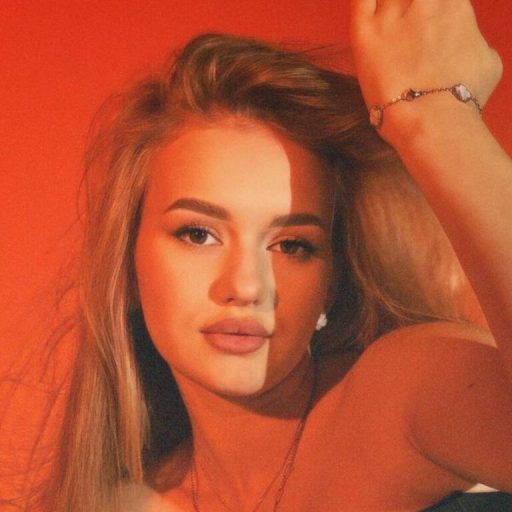 AdriannaHofstad webcam free image