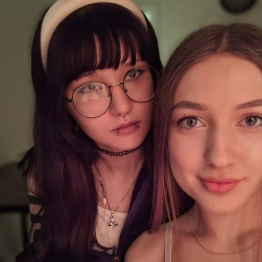 AlysonAndEliana photos webcam image
