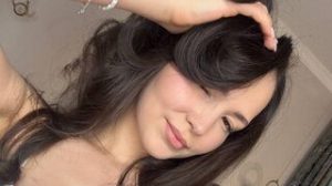 AmeliyaSun fingering ass image