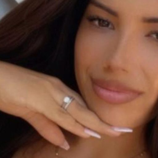 AnamiraLush online shows image