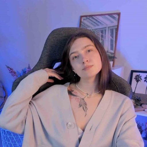 AnnieHolt online shows image