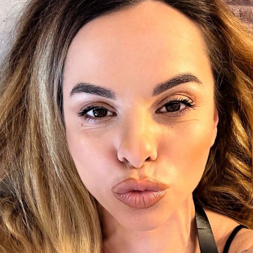 AnnieSkyllery shows recorded image