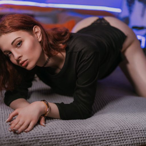 AprilAverys online shows image