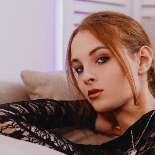 AprilAverys online shows image