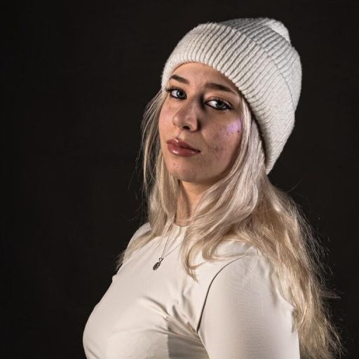 BeckyThaissa fingering ass image