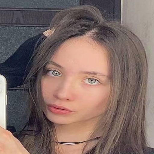 CarynMako live video image