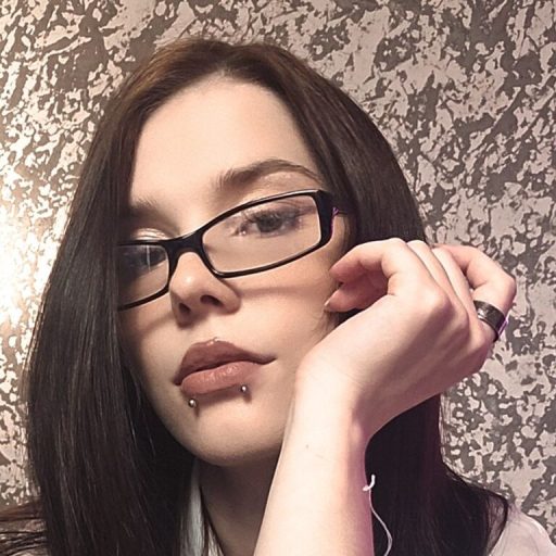 CleoHighes online shows image