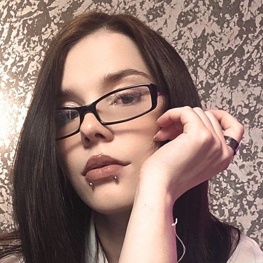 CleoHighes online shows image