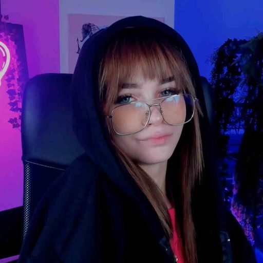 DakotaJohnsson online shows image