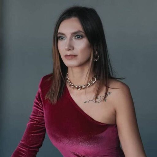 DakotaRusso shows recorded image