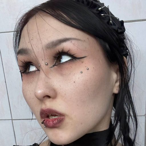 DeeKlingensmith show fingering image