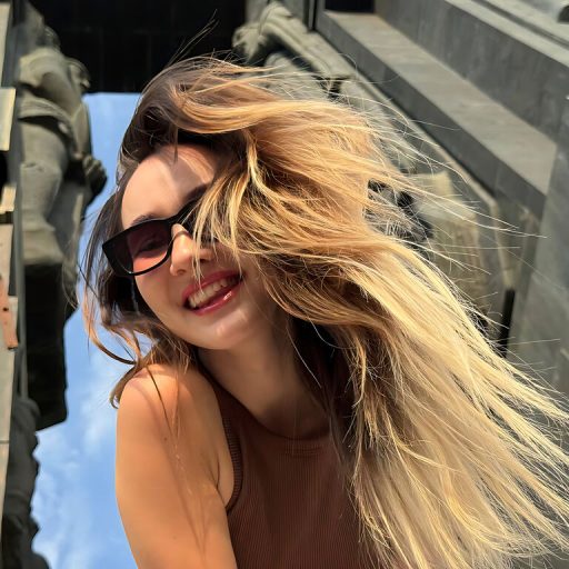 DelindaGaris cam naked image