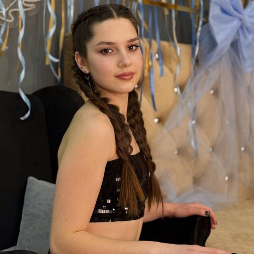 EliSwann amateur lush image