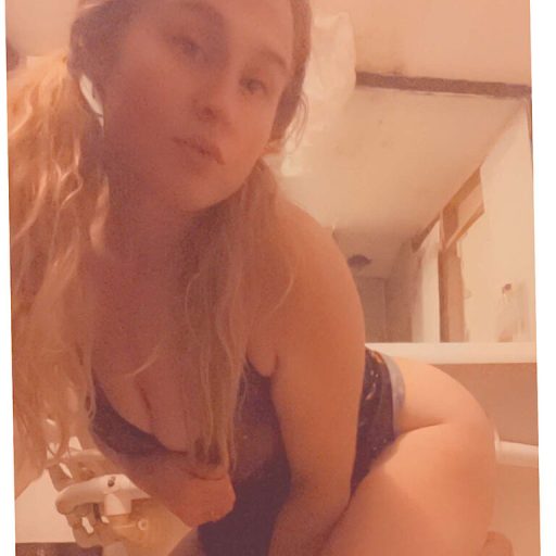 ElizaMontgomery show fingering image