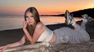 EllaAyalon show fingering image