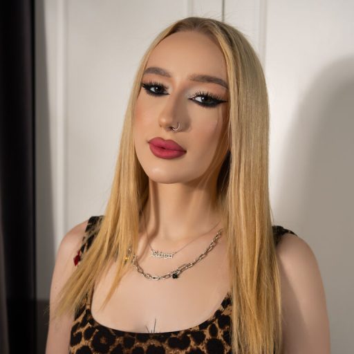EllaLeoni online shows image