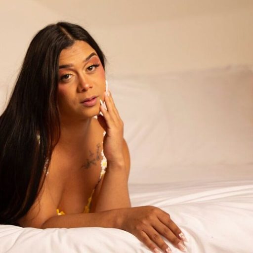 ElyThomson cam naked image