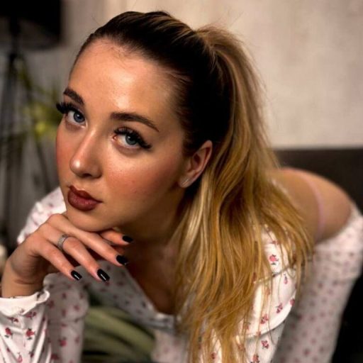 EmilyHawke show fingering image