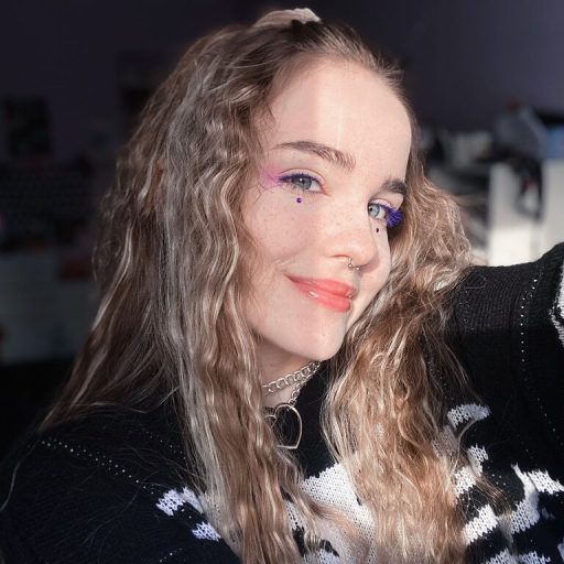 EmilyLunelle recorded live image