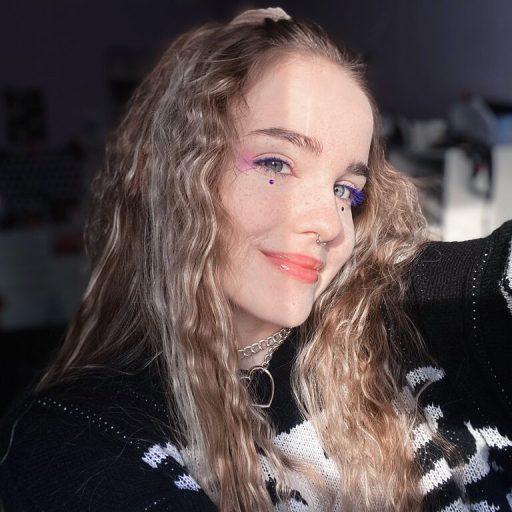 EmilyLunelle recorded live image