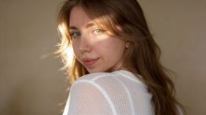EvaAkins online shows image