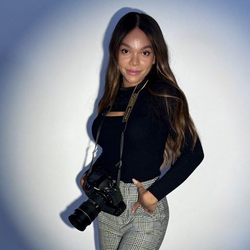 GabrielaLope show fingering image