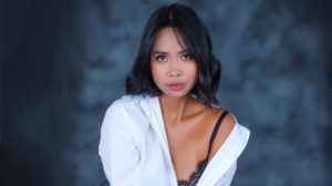 IanaEvans online shows image