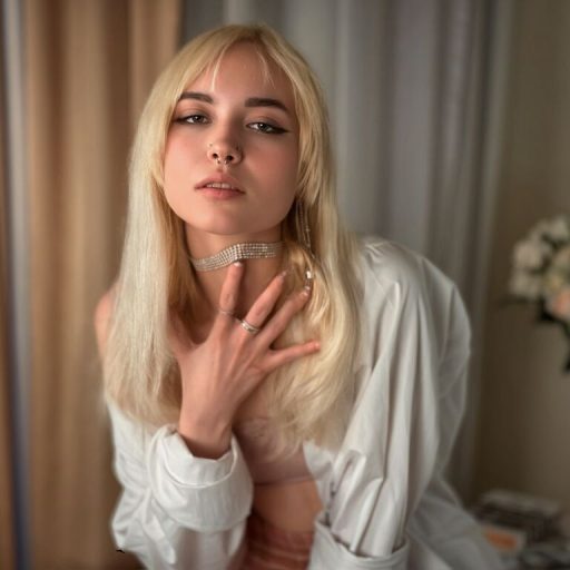 IrisIvory naked porn image