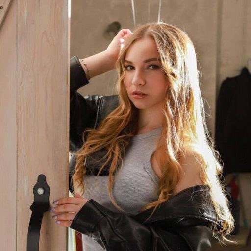 JoannieFroozy naked porn image
