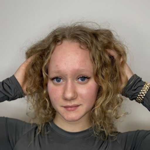 JoieBrunson show fingering image