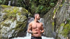 JonnyLorenz show fingering image