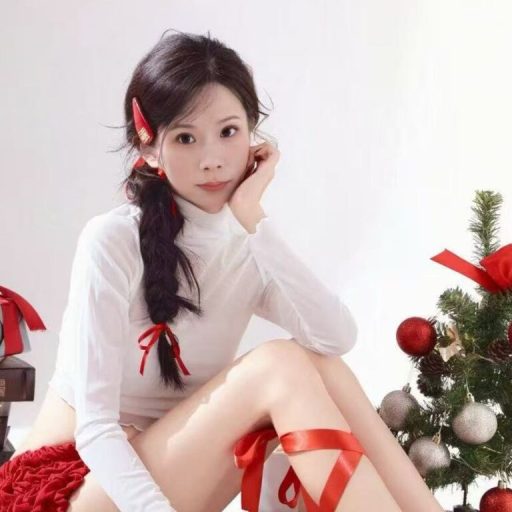 JulieLuLu online shows image