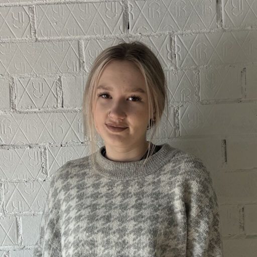 KarynMcguire online shows image