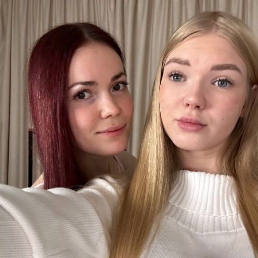 KeeleyAndGuineve show fingering image