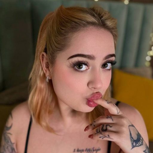KellyMoors live video image