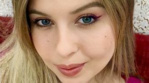 Larissaloira preview