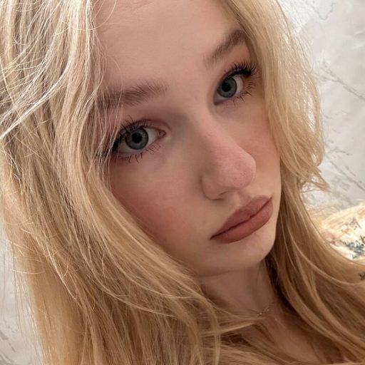 LatrinaPelino pussy show image