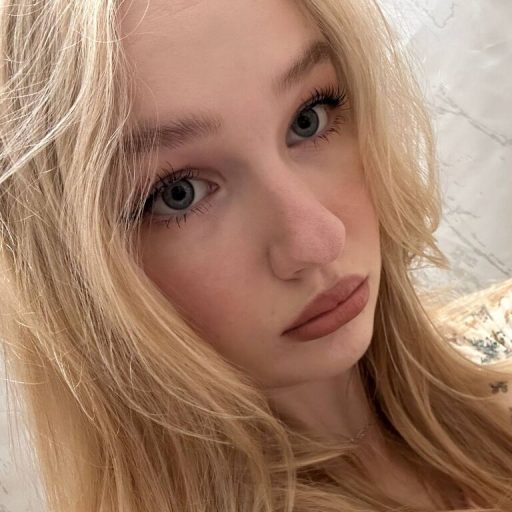 LatrinaPelino pussy show image