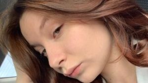 LolaRaivis fingering ass image