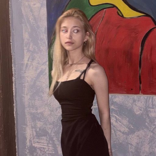 LynnaLucik dildo real image