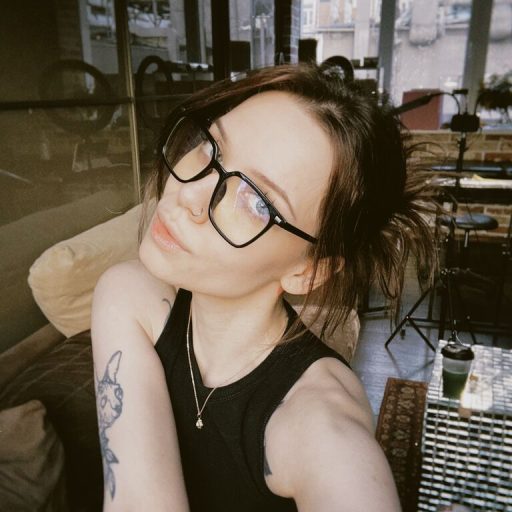 MagicalChloe online shows image