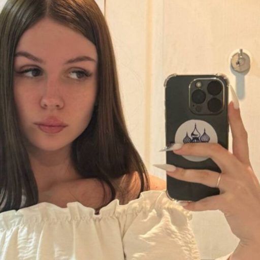 MiaRioti online shows image