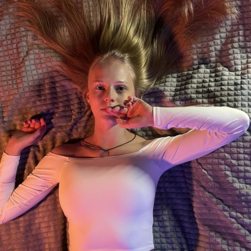 MimiLewis show fingering image