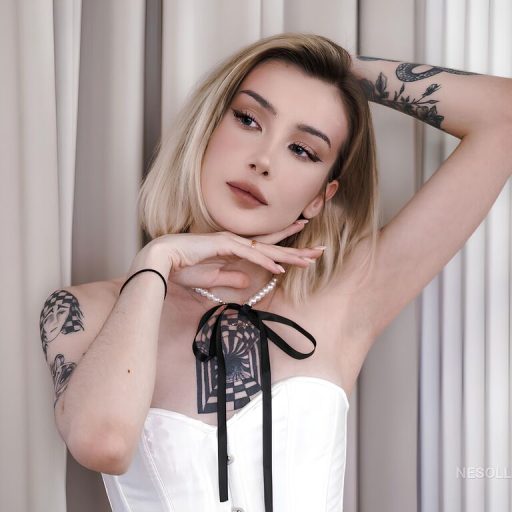 NesollaMaison strip amateur image