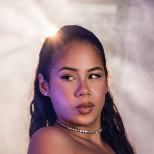 NiaSmith online shows image