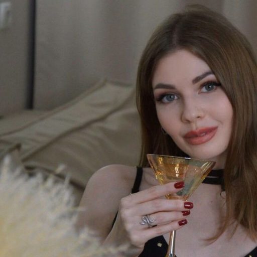 ReginainRed cam naked image