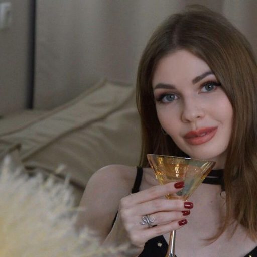 ReginainRed cam naked image