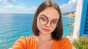 RomyMoraless pussy show image