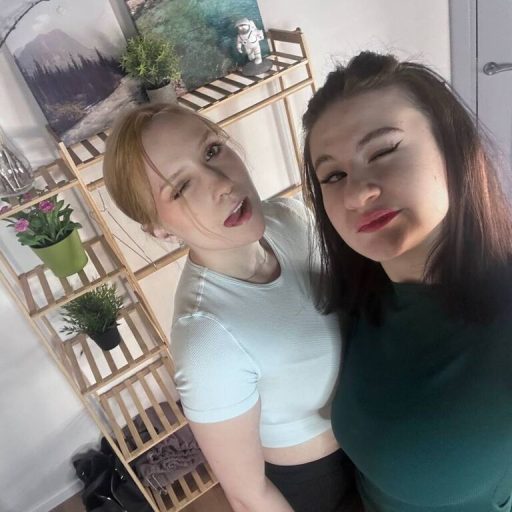 TawnaAndMayme show fingering image